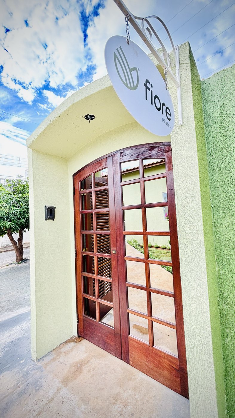 Entrada do estúdio Fiore com as portas vermelhas características