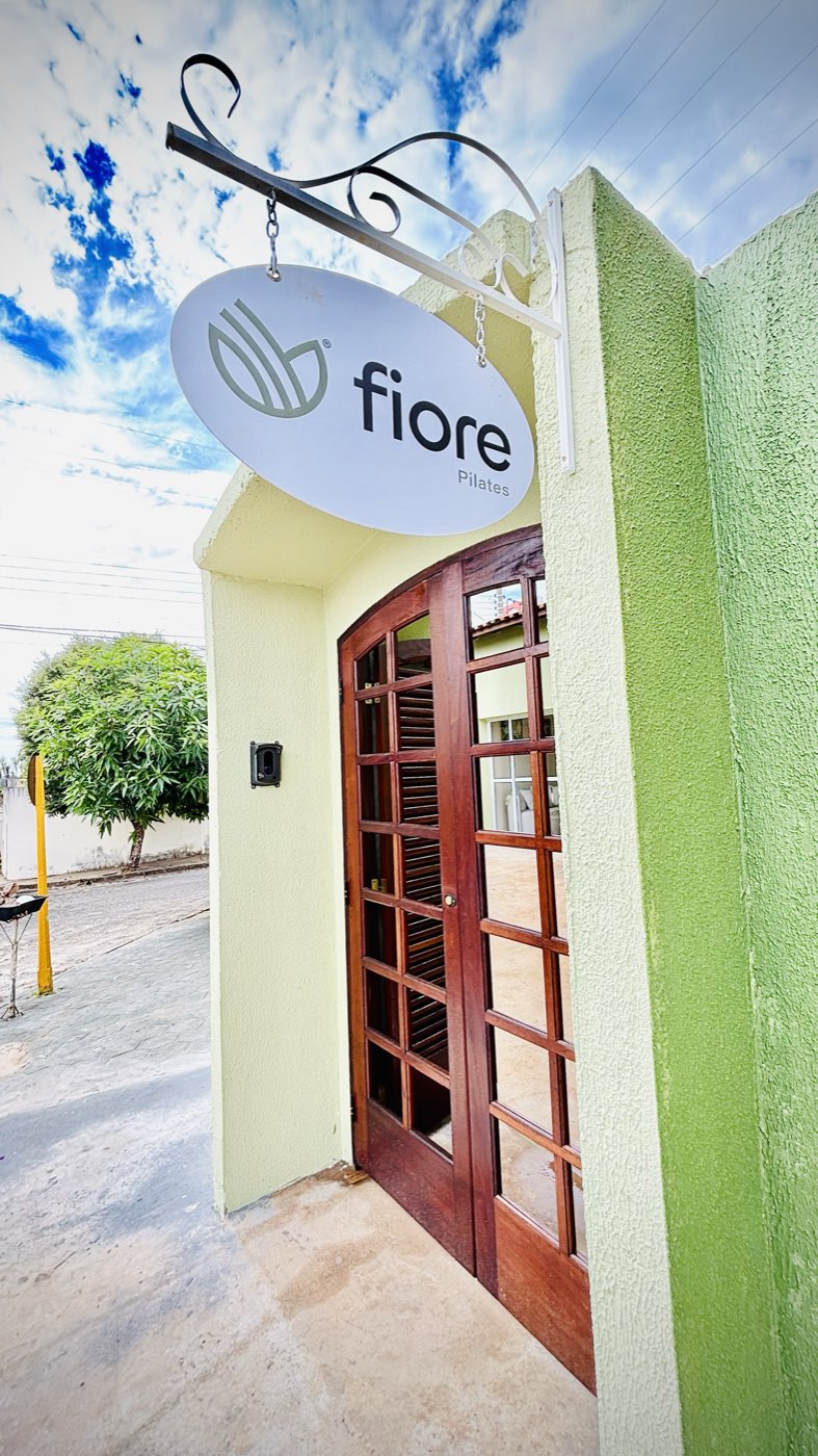 Fachada e parede com a marca Fiore em Bauru