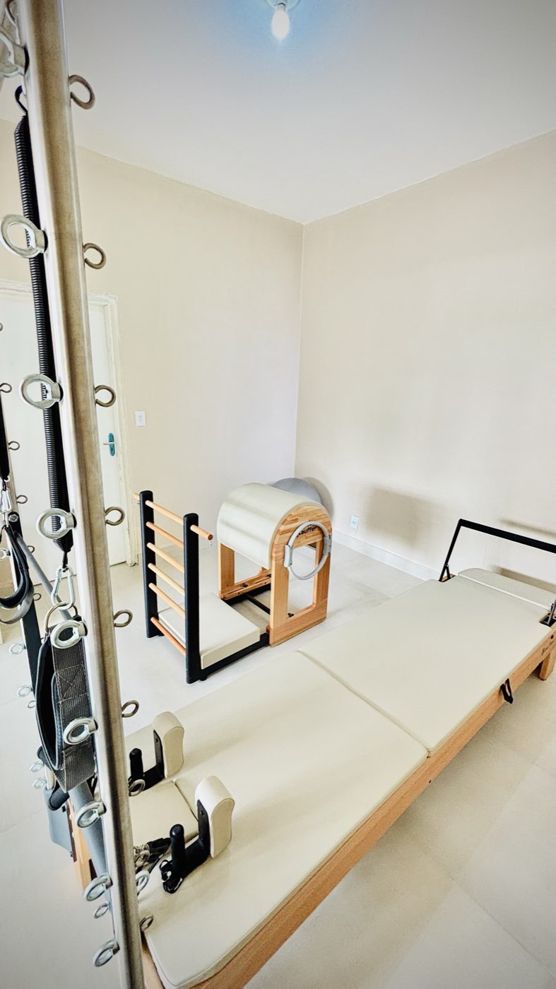 Aparelhos de Pilates prontos para a aula na Fiore
