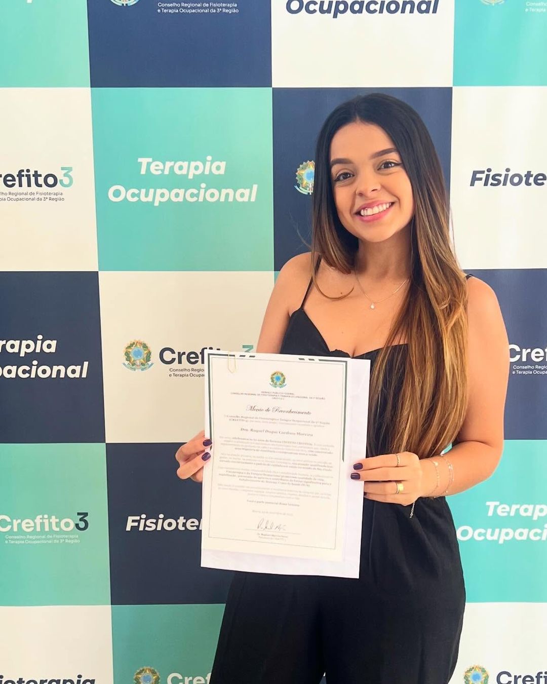 Raquel Cardoso segurando a moção de reconhecimento do CREFITO-3