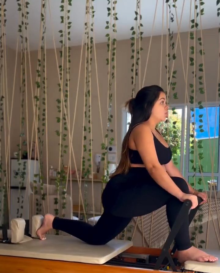 Gestante em aula de Pilates no Reformer da Fiore, em Bauru
