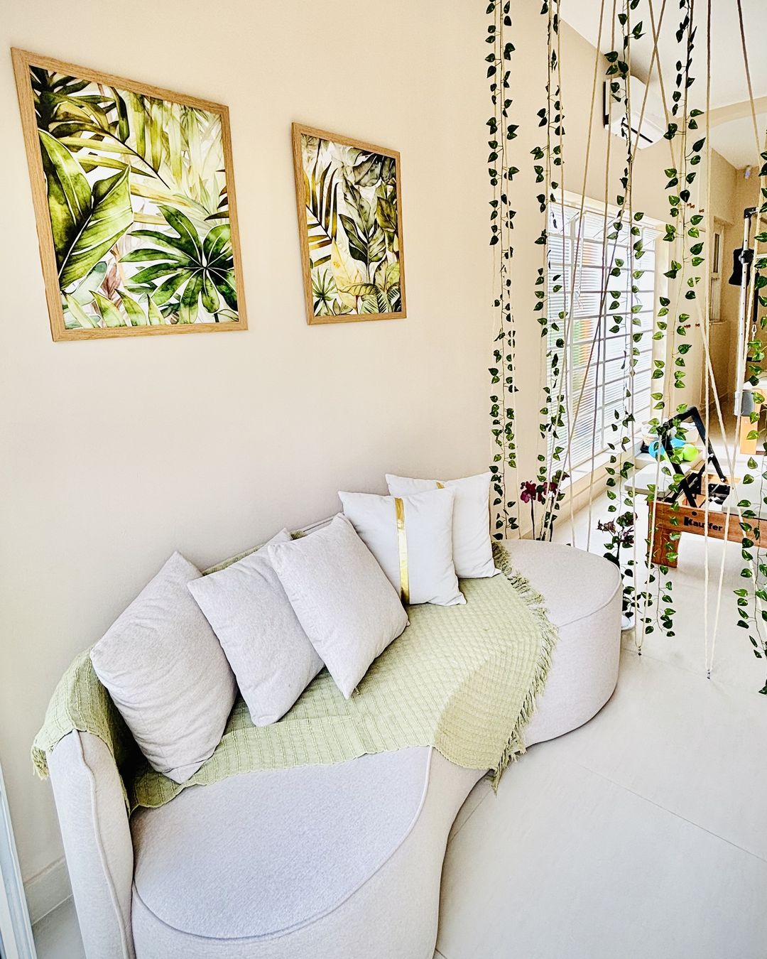 Recanto da Fiore com sofá, almofadas e cortina de folhas